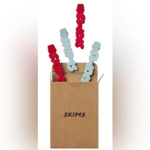 Skims Matte Logo Hair Clip Set of 4 No Crease
Frost and Cranberry Accessory